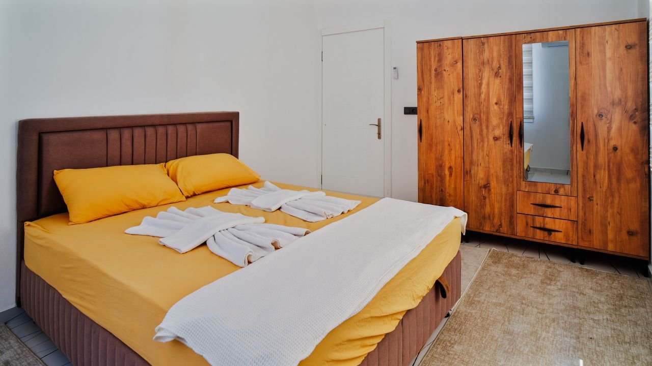 lakeora room